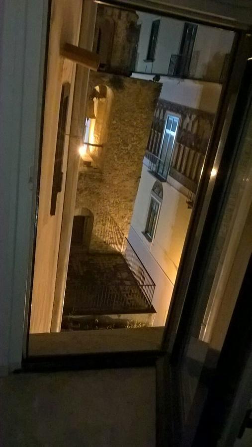 Vicolo Dei Sartori Hotel Salerno Bagian luar foto
